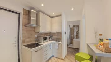 Apartamento família, 2 quartos | Cozinha privada | Geladeira grande, micro-ondas, cooktop, lava-louças