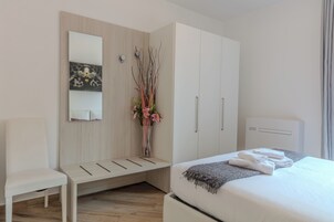 2 habitaciones, tabla de planchar con plancha y cunas 
