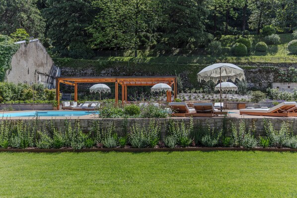 Seasonal outdoor pool, pool umbrellas, sun loungers - Appartamento Il Borgo (Bellagio)