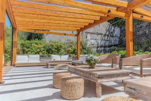 Piscina a l'aire lliure de temporada, para-sols i gandules