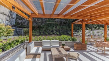 Piscina externa sazonal, guarda-sóis, espreguiçadeiras