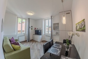 Familieleilighet, 2 soverom | Oppholdsområde | Flatskjerm-TV