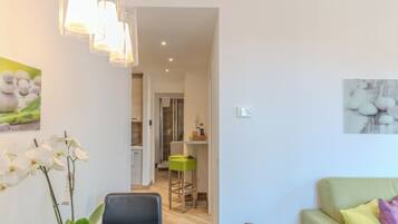Familienapartment, 2 Schlafzimmer | Wohnbereich | Flachbildfernseher