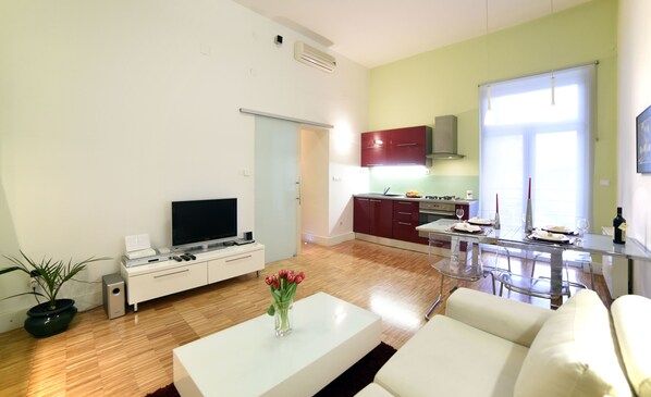 Apartment, 1 Schlafzimmer | Wohnbereich | Flachbildfernseher