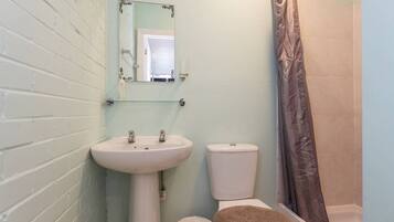 Apartamento, 1 cama de casal, para não fumantes, no piso térreo | Banheiro | Chuveiro, produtos de toalete grátis, secador de cabelo