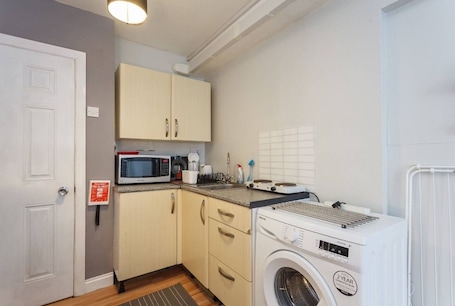 Apartment, 1 Double Bed, Non Smoking, Ground Floor | Individually decorated, individually furnished, free WiFi, bed sheets