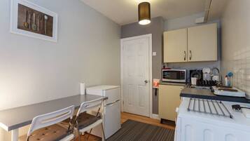 Apartamento, 1 cama de casal, para não fumantes, no piso térreo | Cozinha privada | Geladeira, micro-ondas, cafeteira/chaleira, chaleira elétrica