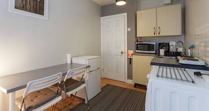 Shirley Apartments, Cozy Studio, 10 Min Drive to City Centre and Cruise Ship Terminals