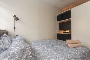 Apartment, 1 Double Bed, Non Smoking, Ground Floor | Individually decorated, individually furnished, free WiFi, bed sheets - Shirley Apartments, Cozy Studio, 10 Min Drive to City Centre and Cruise Ship Terminals (Southampton)