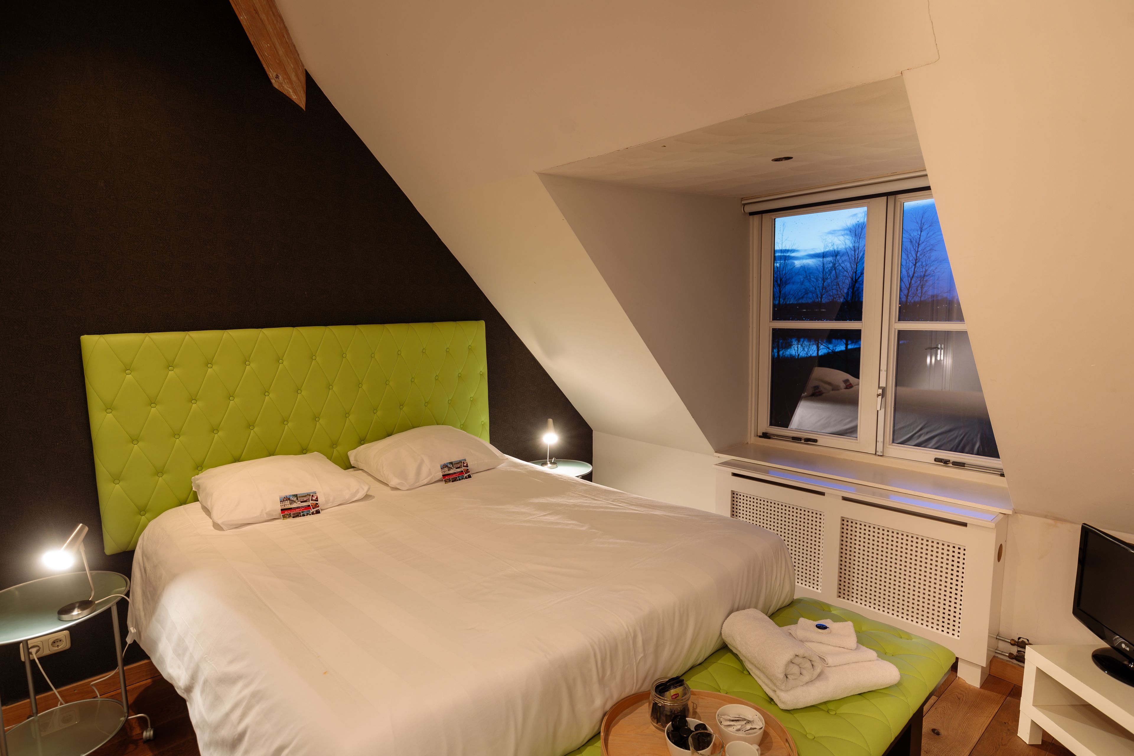 Verduisterende gordijnen, geluiddichte muren