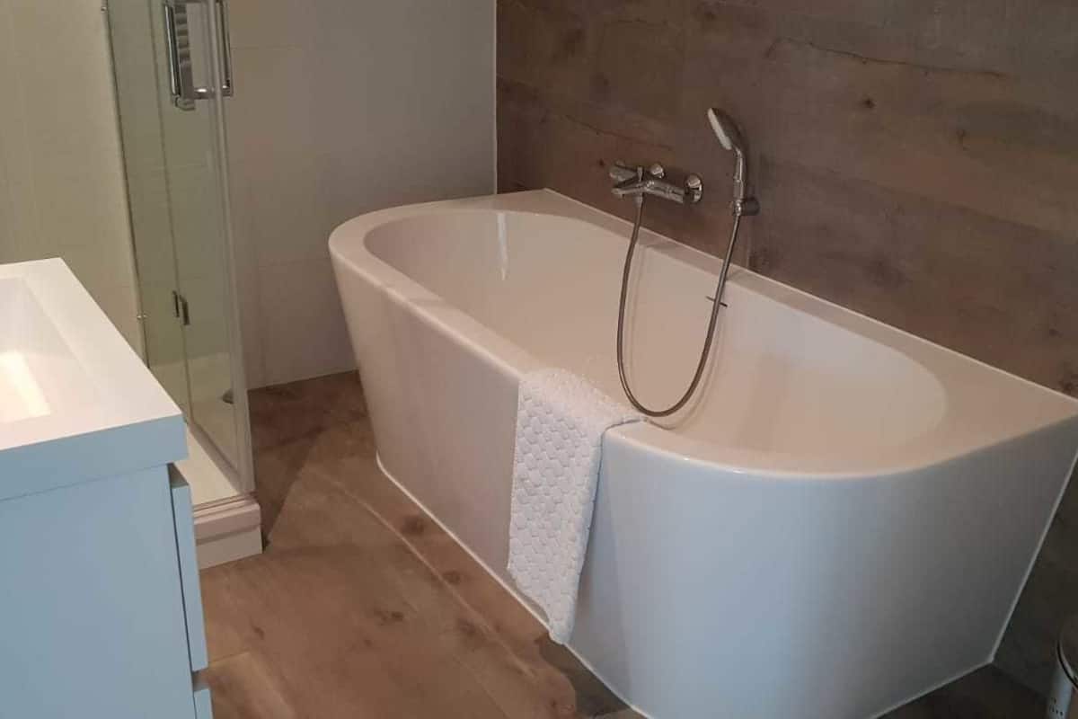 deluxe room | bathroom | free toiletries, hair dryer, towels, soap