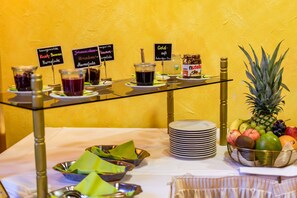Daily buffet breakfast for a fee - Hotel Goldflair am Rathaus (Korbach)