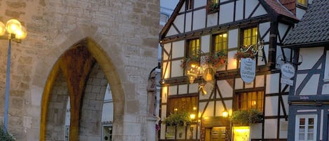 Fassade der Unterkunft – Abend/Nacht