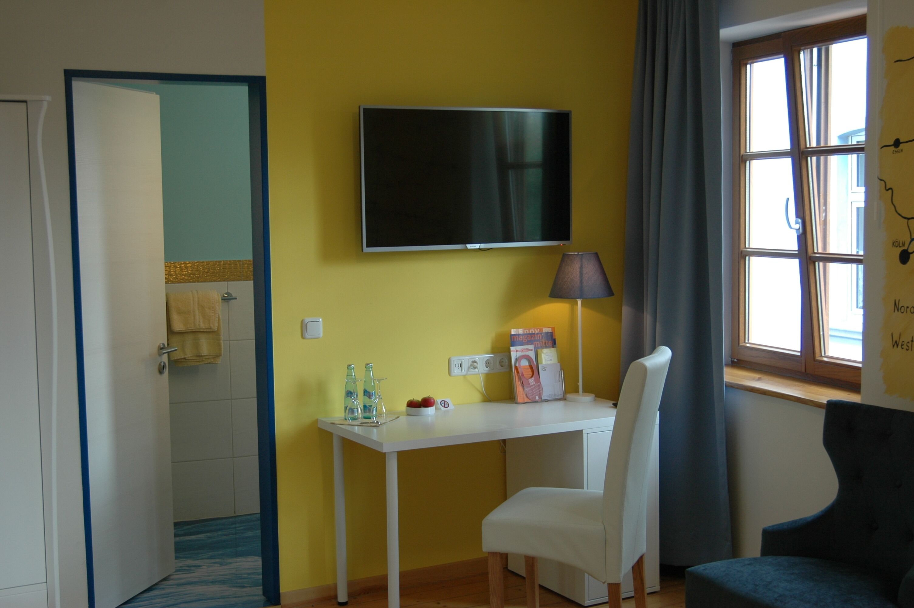 double room gold | living area | flat-screen tv