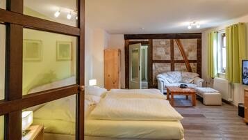 Classic Double Room Annex, Balcony | Schreibtisch, laptopgeeigneter Arbeitsplatz, Verdunkelungsvorhänge
