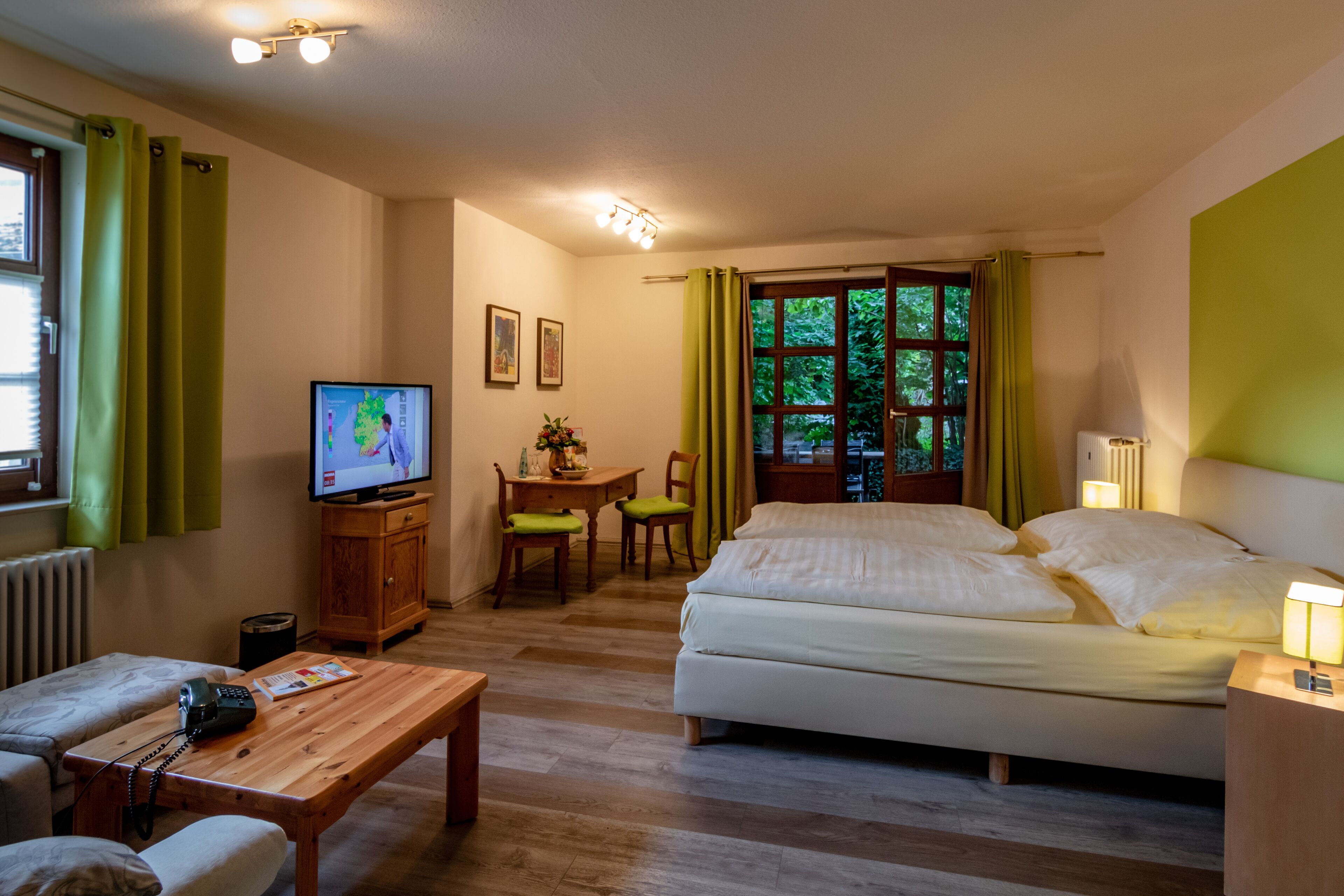 Classic Double Room Annex, Balcony | Individuell dekoriert, individuell eingerichtet, Schreibtisch