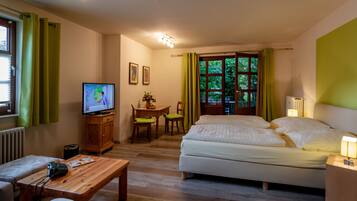 Classic Double Room Annex, Balcony | Individuell dekoriert, individuell eingerichtet, Schreibtisch