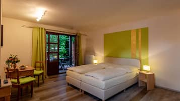 Classic Double Room Annex, Balcony | Didekorasi berbeda-beda dan dilengkapi dengan perabotan berbeda-beda