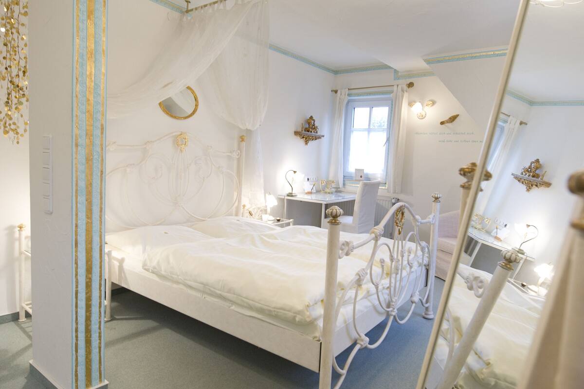 Double Room Gold | Individuell dekoriert, individuell eingerichtet, Schreibtisch