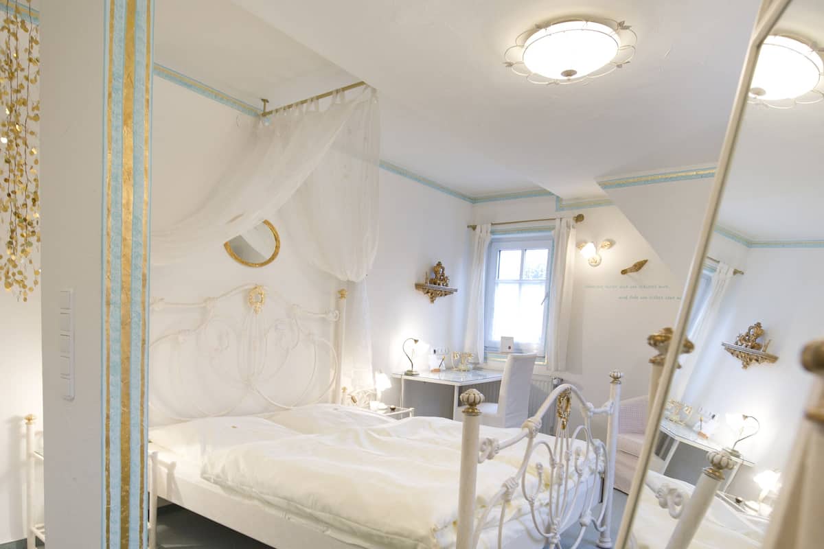 Double Room Gold | Individueel gedecoreerd, individueel gemeubileerd, een bureau