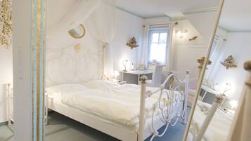 Double Room Gold | Individually decorated, individually furnished, desk, laptop workspace