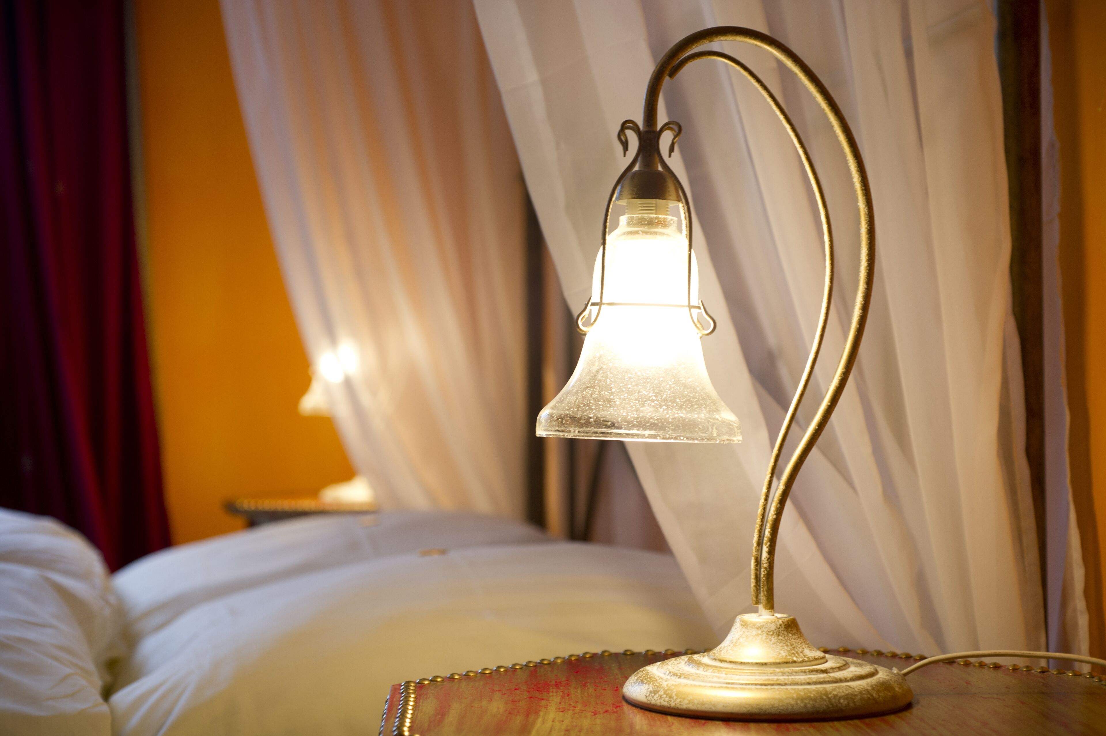 Ein Bett mit weißer Decke und einer dekorativen Tagesdecke.