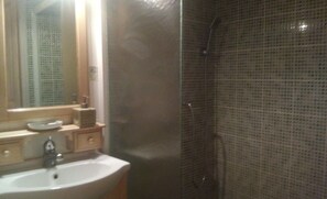 Habitación familiar | Baño | Regadera, amenidades de baño gratuitas, secadora de cabello, toallas