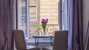 Elite Room (Violet) | 1 bedroom, iron/ironing board (on request), WiFi (free), bed sheets - TrastevereTop (Rome)