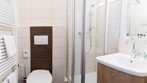 A modern bathroom with a shower, toilet, and sink. - Vitalhotel König am Park (Bad Mergentheim)
