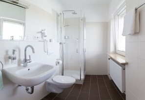 Shower, free toiletries, hair dryer, towels - Vitalhotel König am Park (Bad Mergentheim)