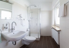 Dusche, kostenlose Toilettenartikel, Haartrockner, Handtücher