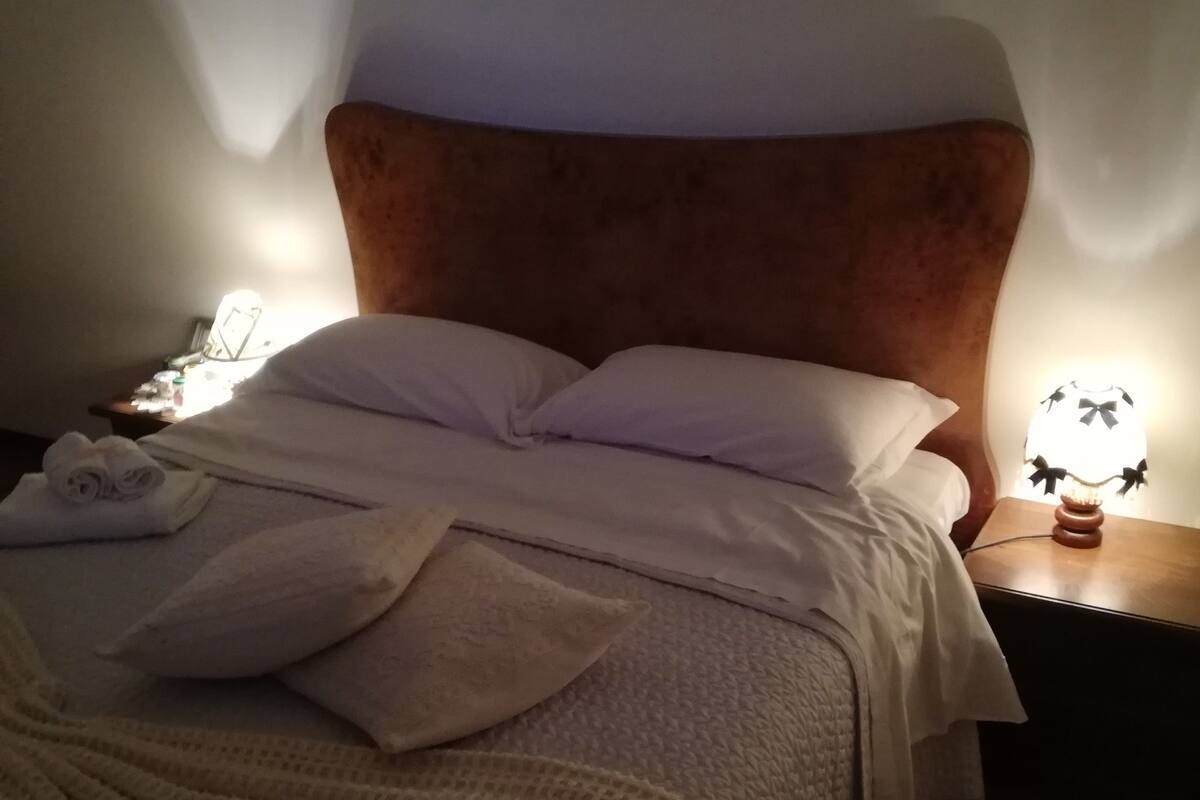 Basic-Doppelzimmer, Gemeinschaftsbad | Minibar, Verdunkelungsvorhänge, schallisolierte Zimmer, Zustellbetten