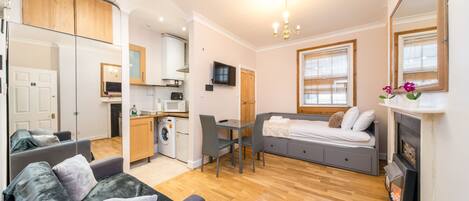 Elite Studio, 1 Double Bed with Sofa bed, Non Smoking | Iron/ironing board, free WiFi, bed sheets