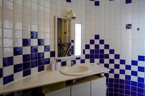 Studio | Bathroom | Shower, free toiletries, hair dryer, towels