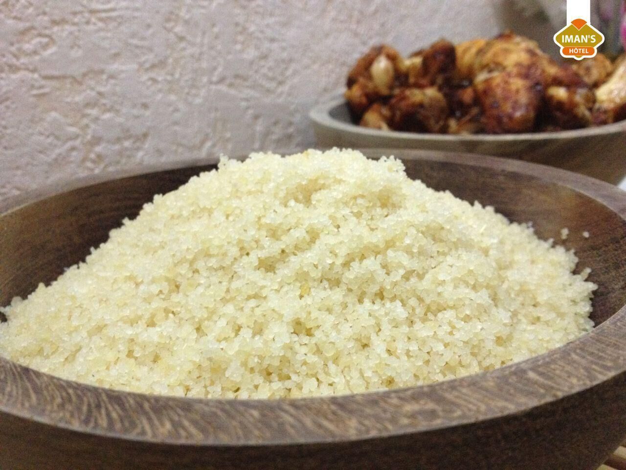 Un tazón de madera lleno de arroz blanco.