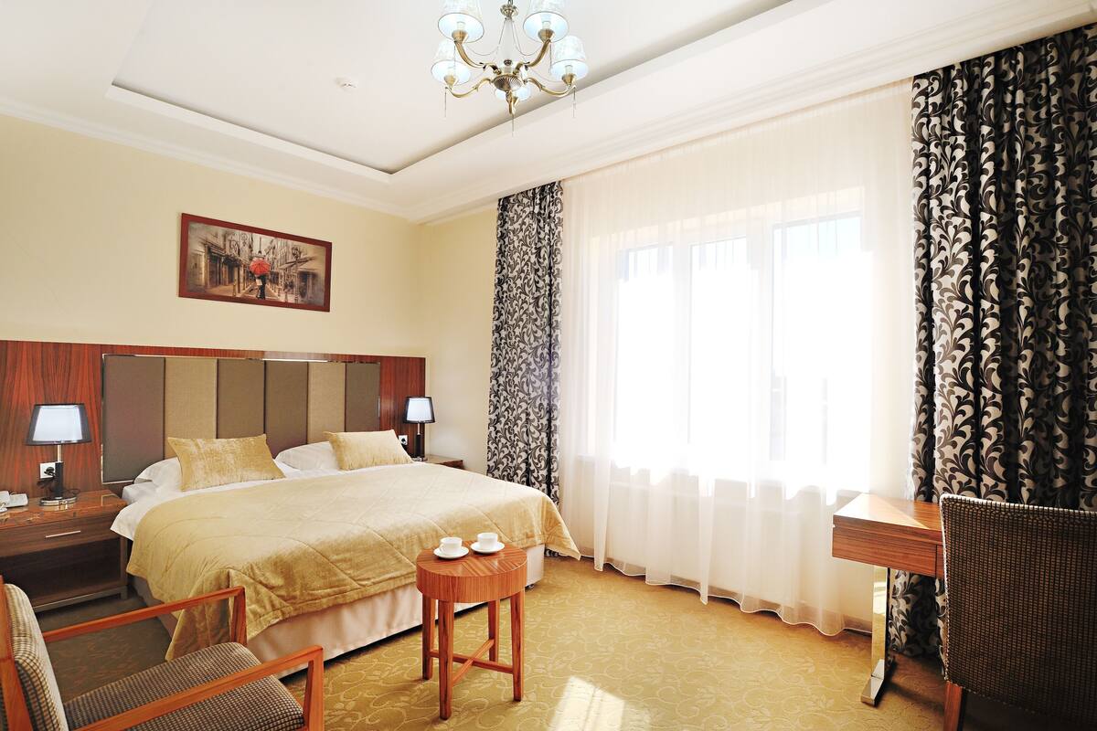Kamar Double Standar | Minibar, brankas, meja kerja, dan tirai kedap cahaya