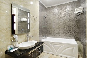 Suite | Bathtub besar
