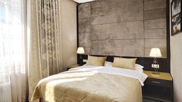 Junior Suite | Minibar, in-room safe, desk, blackout drapes