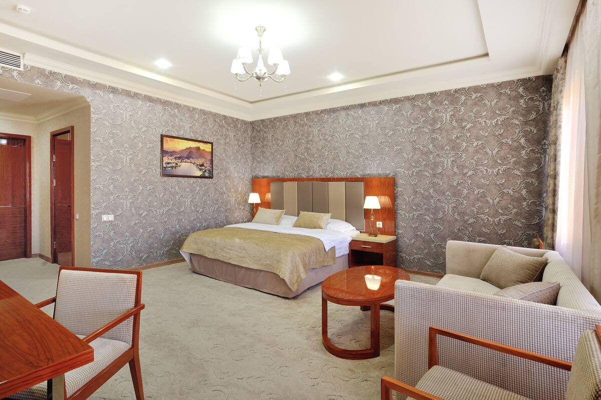 Kamar Double Superior | Minibar, brankas, meja kerja, dan tirai kedap cahaya