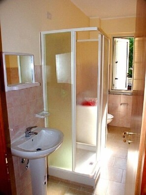 Douche, douche cascade, bidet, serviettes fournies