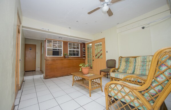 Lobby sitting area - Glimbaro's Guest House (Basseterre)