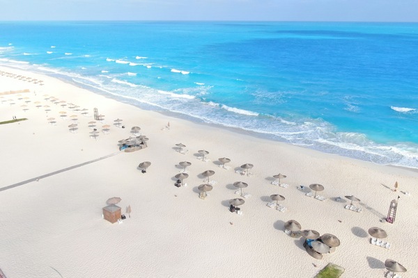 Di pantai, pengangkutan ulang-alik pantai, kerusi lepak pantai, payung