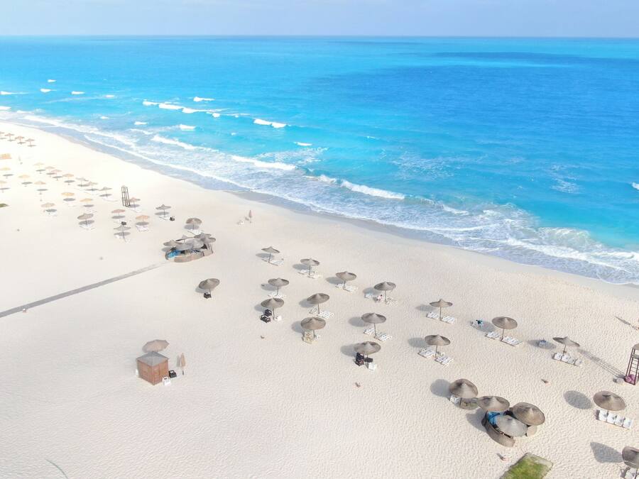 Am Strand, kostenloser Shuttle zum Strand, Liegestühle, Sonnenschirme