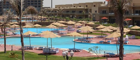 Piscine extérieure (ouverte en saison), tentes de plage