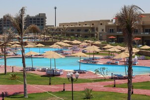 Piscina externa sazonal, funciona das 8h às 18h, barracas, guarda-sóis