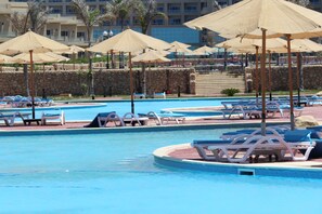 Piscine extérieure (ouverte en saison), tentes de plage