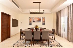 Royal Villa | Dining room