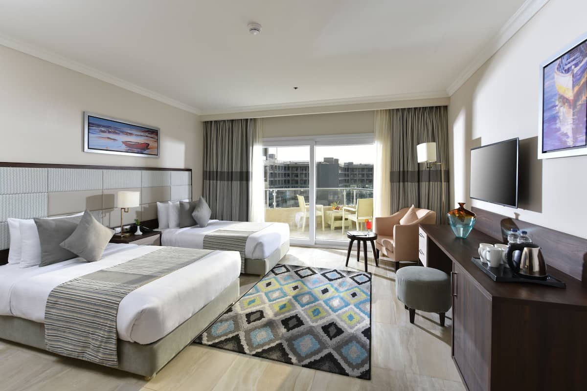 executive suite | minibar, in-room safe, blackout curtains, soundproofing