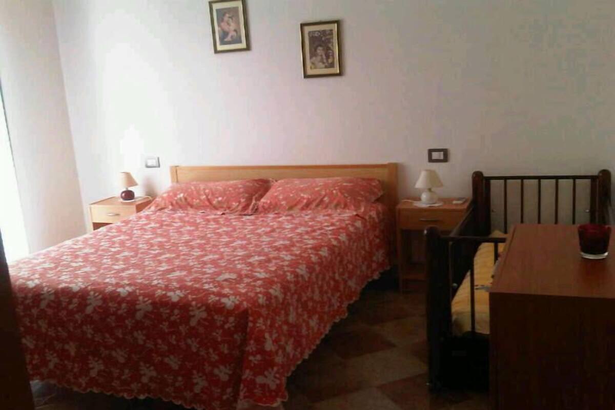 Blackout curtains, free cots/infant beds, bed sheets