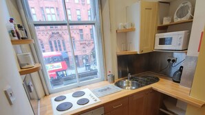 Business Studio, 1 Double Bed, Non Smoking, City View | Private kitchen | Coffee/tea maker, full-size fridge, microwave, oven - Old Street Apartments (London)